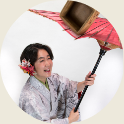 傘回し体験"KASAMAWASHI"(umbrella twirling performance)